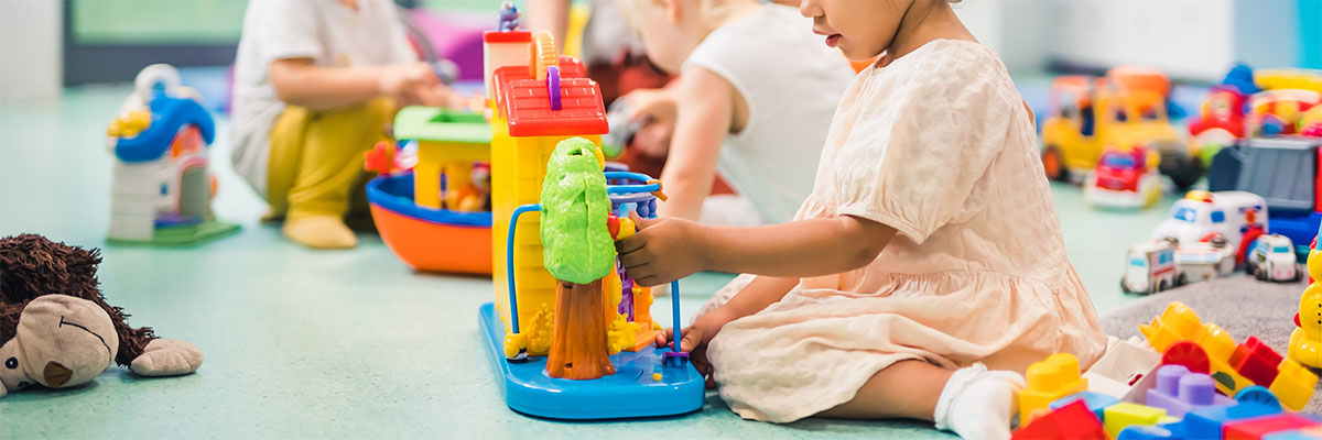 photo d'une petite fille entrain de jouer à la crèche financée grâce à un crédit d'impôt famille