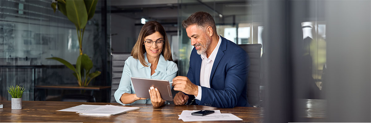 Entrepreneur en train d'être accompagné par une experte car il bénéficie du contrat d'appui au projet d'entreprise