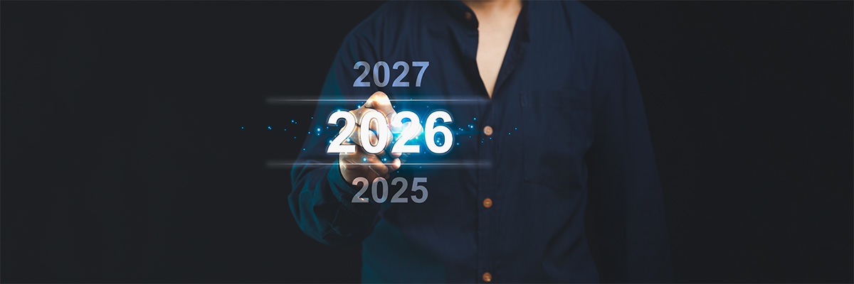 personne touchant un hologramme du chiffre "2026" pour symboliser l'arrivée de la facturation électronique en 2026