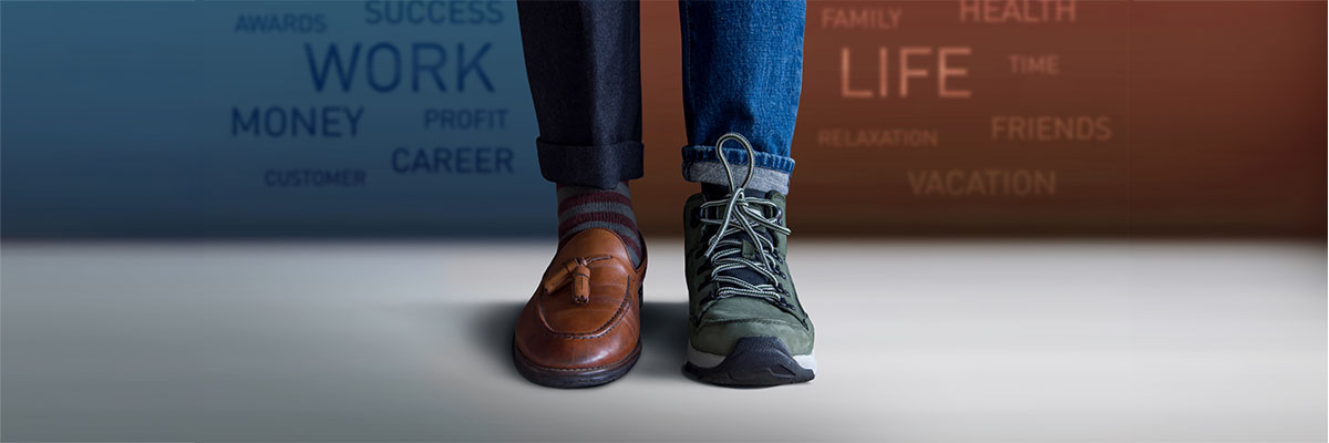 homme portant d'un côté une chaussure chic et de l'autre côté une chaussure décontractée pour symboliser le respect de la vie privée au travail