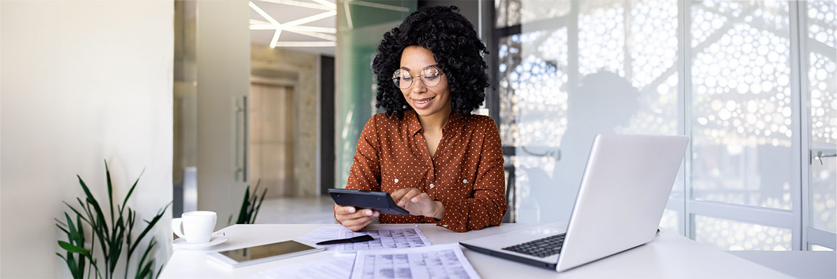 femme entrepreneur en train de calculer son chiffre d'affaires pour choisir parmi l'un des trois régimes d'imposition à la TVA pour son entreprise