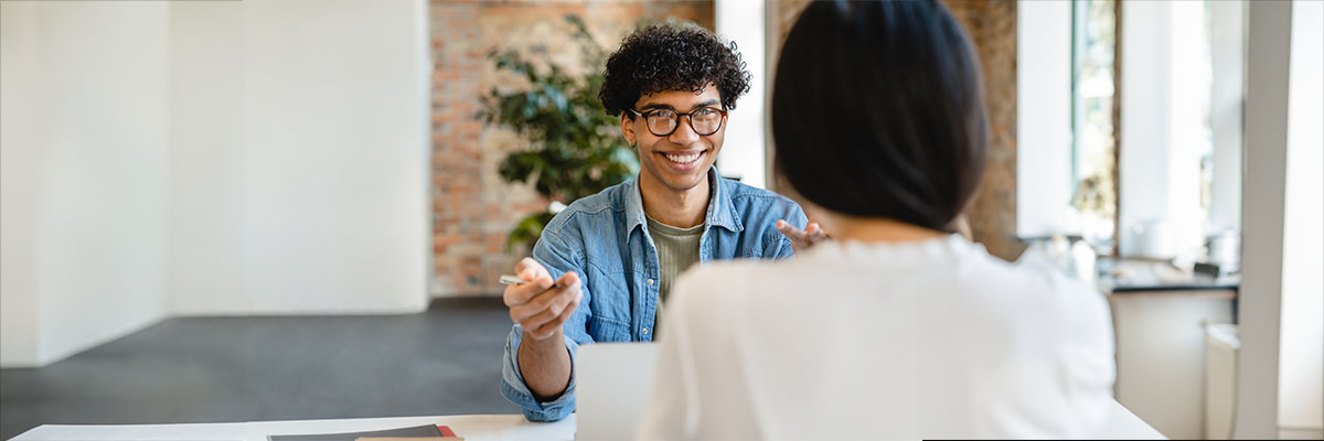 Directrice en train d'embaucher un apprenti grâce aux aides à l'apprentissage 2025