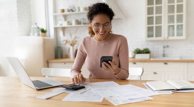 femme entrepreneuse souriante car a reçu des aides financières réservées aux micro-entreprises