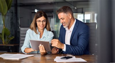 Entrepreneur en train d'être accompagné par une experte car il bénéficie du contrat d'appui au projet d'entreprise