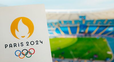 carton avec le logo des jeux olympiques de Paris 2024 devant un stade, symbolisant un billet acheté avec une bon d'achat offert par le cse d'une entreprise
